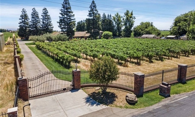 Victor House | Experience Lodi - Your Perfect Wine Country Retreat Awaits