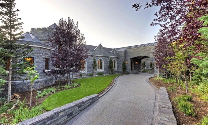 Park City House | Experience luxury at Colony Ski Castle, heart of Park City, perfect for ski and family