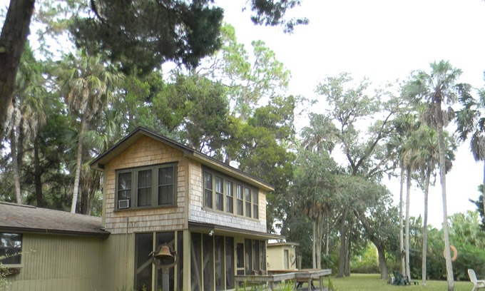 Weeki Wachee Gardens Cottage | Experience 'Old Florida' from a Charming Waterfront Cottage