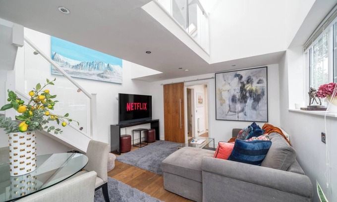 Sunningdale Apartment | Experience refined comfort at The Skylight Residence – a stylish hideaway in the heart of Sunningdale, perfect for a relaxing stay.