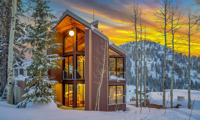 Salt Lake Mountain Resorts Condo | Experience the Epitome of Luxury in this Gorgeous Unit with Hot Tub