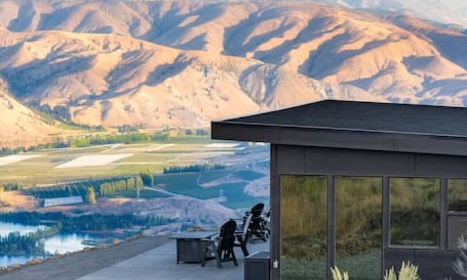 Orondo House | Experience the feeling of being on top of the world in this breathtaking retreat