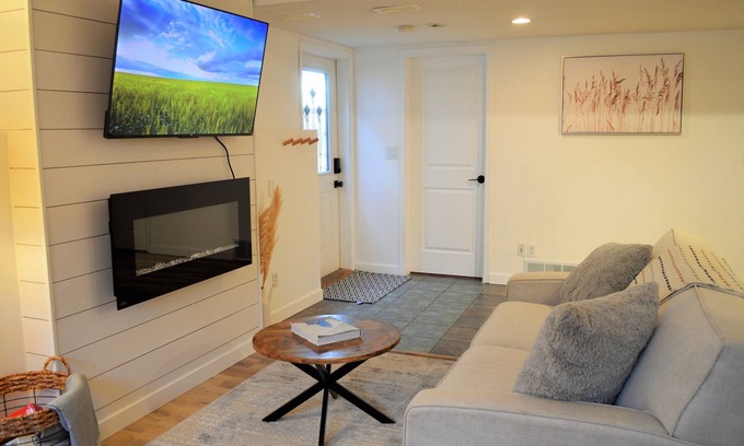 BX House | Experience the Okanagan - Modern & Cozy Suite