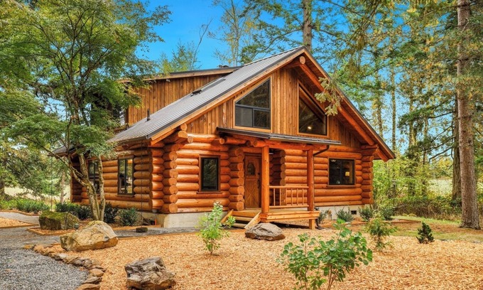 Oregon City Cabin | Experience the PNW in our newly remodeled Log Cabin