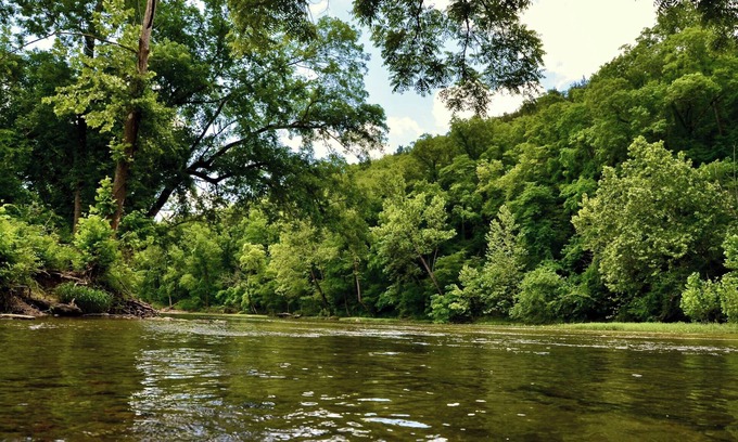 Bull Creek Cabin | Experience the timeless charm of the Pinecrest Cabin, a delightful twist on the classic cabin style. Step inside and be greeted by the warm and rustic log cabin ambiance that will transport you to the heart of Branson, MO.