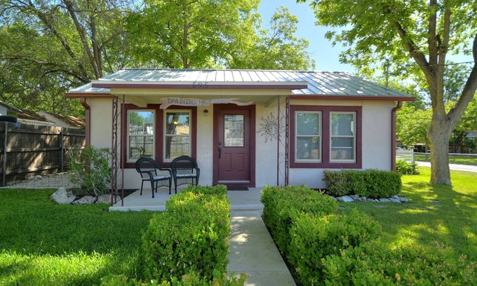 New Braunfels House | Experience the ultimate vacation just across from the Schlitterbahn Waterpark