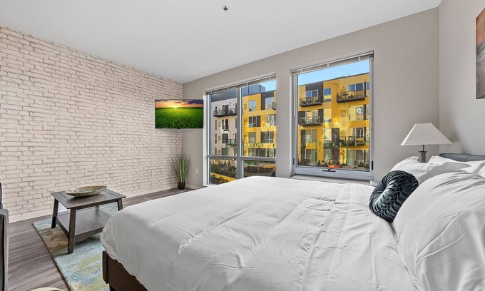 Crossroads Arts District Condo | Experience the Ultimate Getaway at Our Beautiful Oasis Steps from Nightlife 342