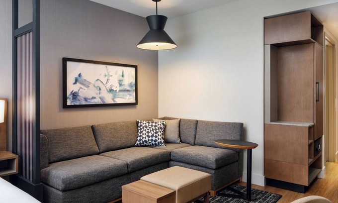 Melbourne Hotel | Experience Top Relaxation: Modern Room w/Free Breakfast | 5-Min Walk to Airport