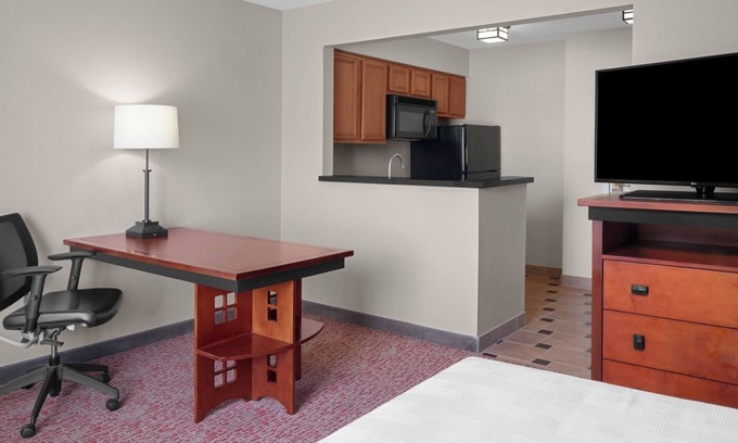 Renton House | Experience Utmost Comfort! Free Airport Shuttle, Free Parking, Full Kitchen!