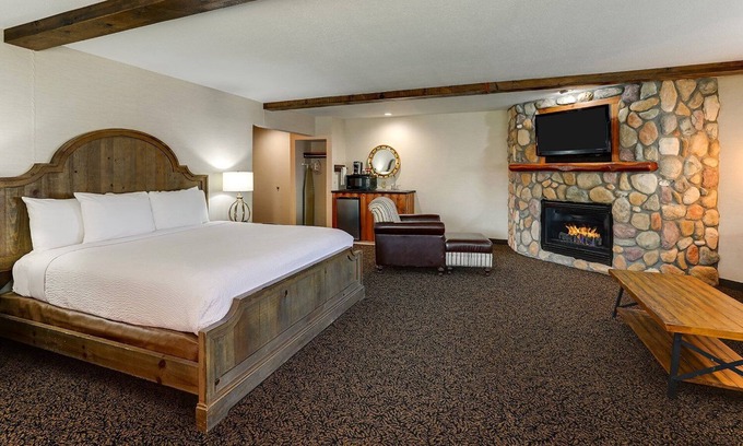 Peoria Hotel | Experience Warm Home Runs with Rustic Elegance at a Riverside Property