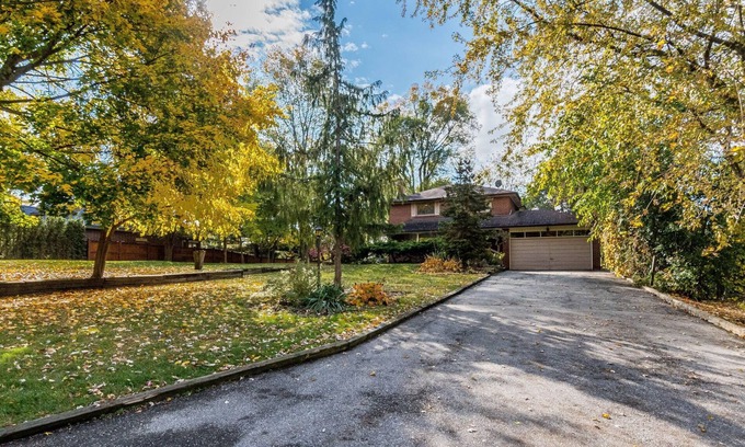 Clarkson-Lorne Park House | Explore Port Credit from Our Charming 4-Bedroom Home!