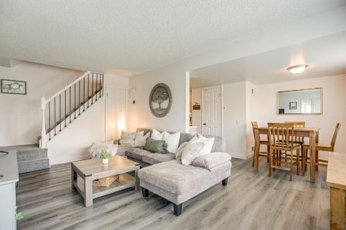 Bear Creek House | Explore Red Rocks and Green Mtn Townhome with Pool!