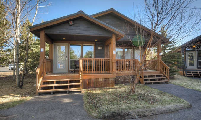 West Yellowstone Hotel | Explorer Cabins At Yellowstone