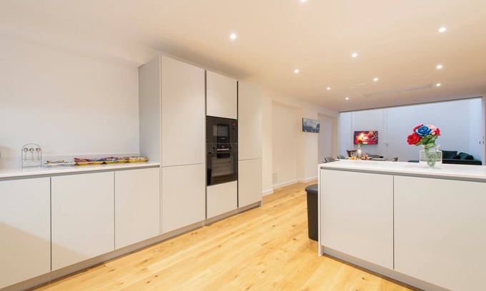 Tower Hamlets Apartment | Exquisite 3BR Duplex Apartment, Air-con& Amenities