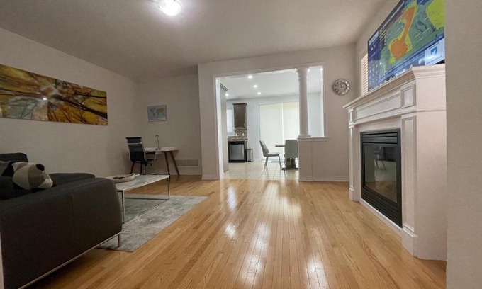Brampton Apartment | Exquisite 4-Bedrooms Residential Home+Home Feel