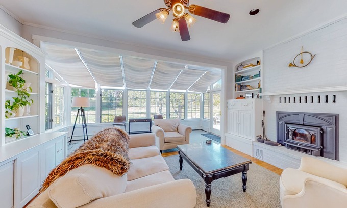Mid-Coast and Islands House | Exquisite farm with firepit, patio, fast WiFi, & washer/dryer