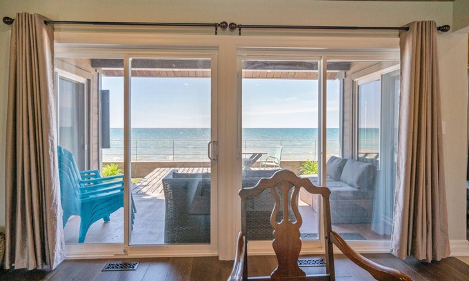 Wainfleet Cottage | Exquisite Lake House – Recently renovated – Sleeps 6 with 2 bathrooms
