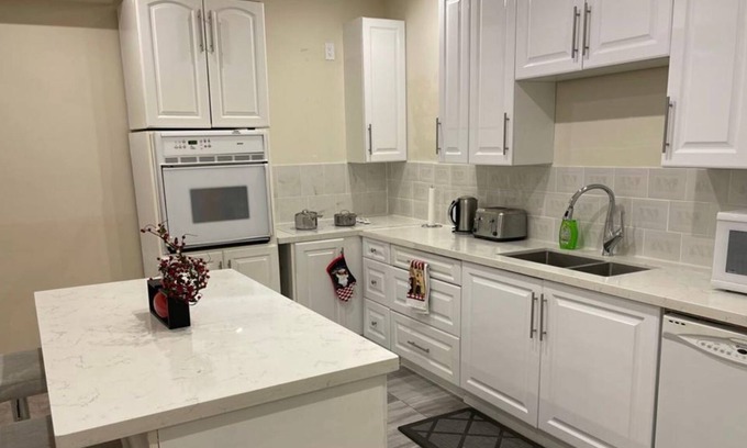Bowmanville Apartment | Exquisite Lavish Apartment with 2 Queen Beds