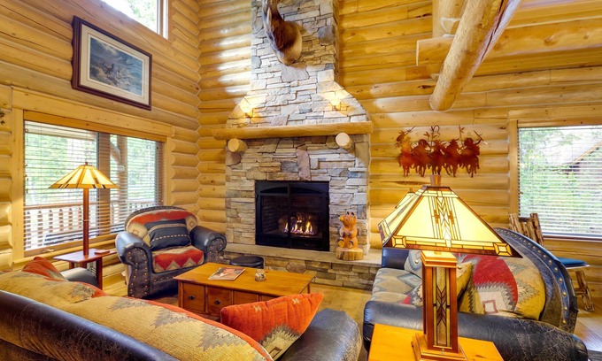 McCall Cabin | Exquisite McCall Log Cabin - Walk to Payette Lake!