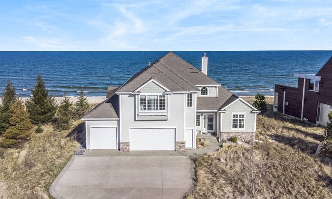 Manistee House | Exquisite Private Lake Front Family Home