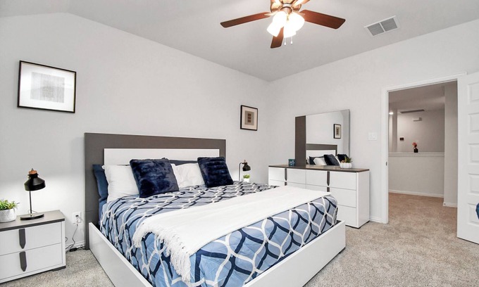 Katy House | Exquisite Relocation & Workers Dream Place