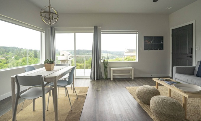 Oregon City House | Exquisite Shipping Container-Style Cottage with Valley Views