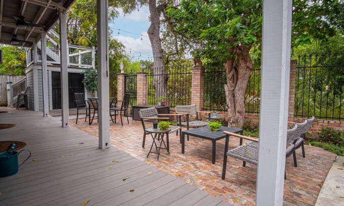 King William House | Exquisite Studio Guesthouse Near Downtown s Core