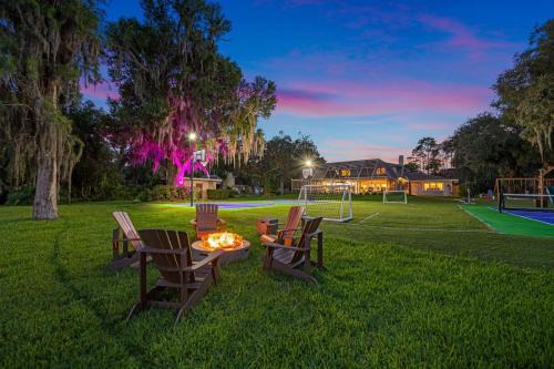Lake Magdalene House | Exquisite Villa with POOLGAMES- 18 Guests