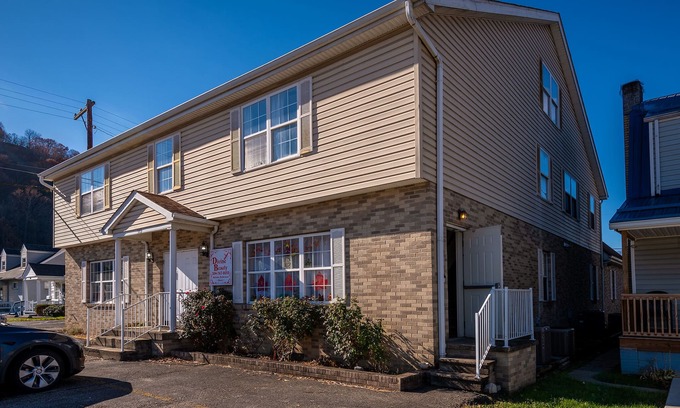 Kanawha City Apartment | Extended Stay, 3 bed, 2 bath, family friendly.