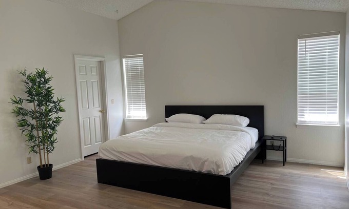Las Vegas House | Extended Stay 3 or 4 Beds Cozy Smart Home Living