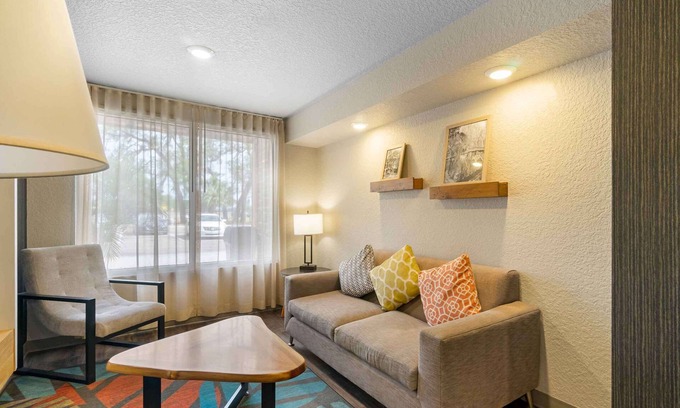 Temple Terrace Hotel | Extended Stay America Select Suites - Tampa - Northeast