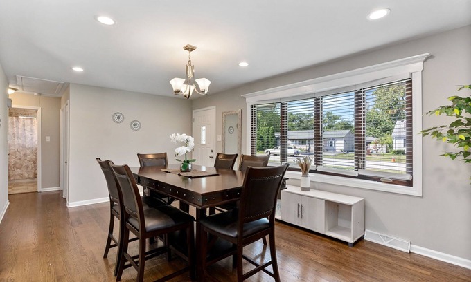 Oak Lawn House | Extended Stay Oak Lawn FHS Rental