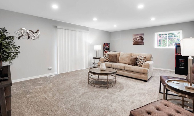Glendale Heights House | Extended Stay Glendale Heights FHS Rental - Windsor Ln