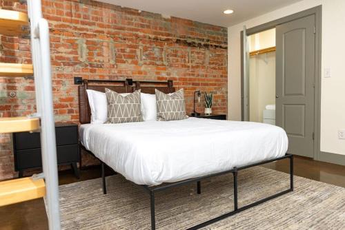 Roanoke Apartment | Extra Classy 1 Br Loft With Exposed Brick Downtown