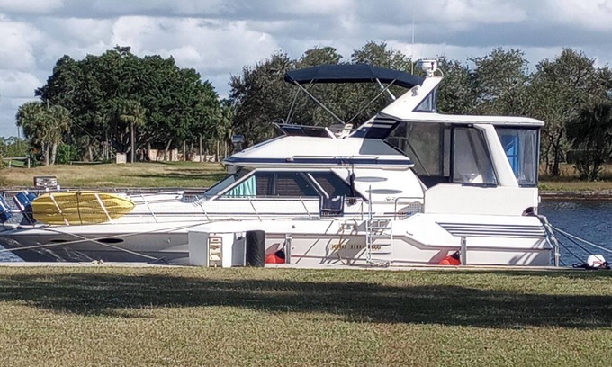 Naples Boat Rental | Extreme Naples Charters- "Comfort Zone"-Social Distancing at it's Best!