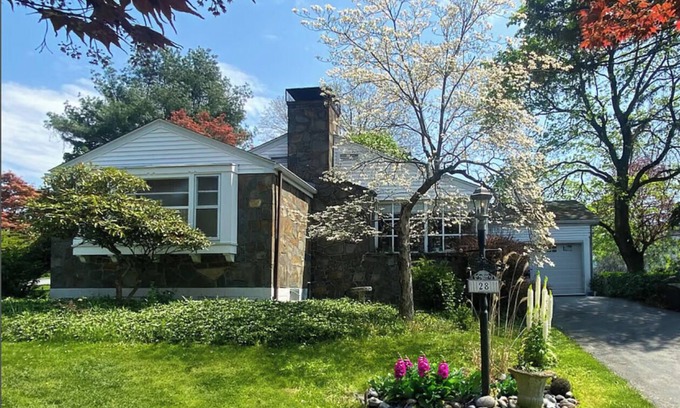 Poughkeepsie House | Extremely Charming 2-bedroom house in Poughkeepsie- great location.