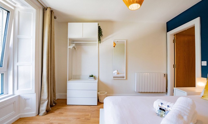 Galway City Centre Apartment | Eyre Square Views! 1 bedroom executive style apartment. Sleeps 2
