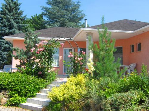 Vonyarcvashegy Apartment | Fészek Apartmanház