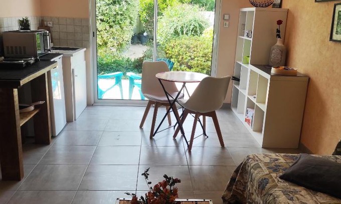 Saint-Gervais House | F2 privatif avec chambre et salle de bain privées et séparées chez l habitant nous aimons l appeler le Studio, mais il s agit d' un petit F2 avec chambre séparée ainsi que la salle de bain et les toilettes, il y a une petite terrasse privée
