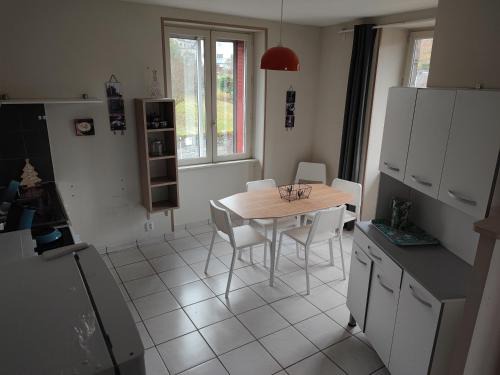 Besse-en-Chandesse Apartment | F3, 3 pers - proche centre historique