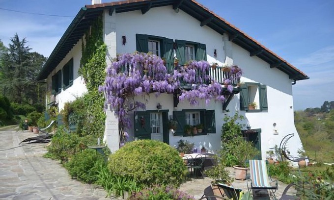 Behobie Cottage | F3 ds seventeenth century Basque farmhouse charming property of 3 hectares