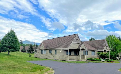Bretton Woods Villa | F4 Warm Fairway Village Townhome mountain views and large lawn So much to do