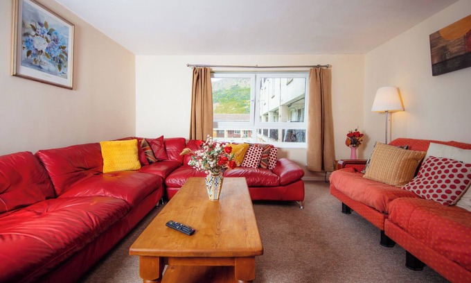 Gifford Apartment | Fab Arthur Seat Views, Old Town Apartment