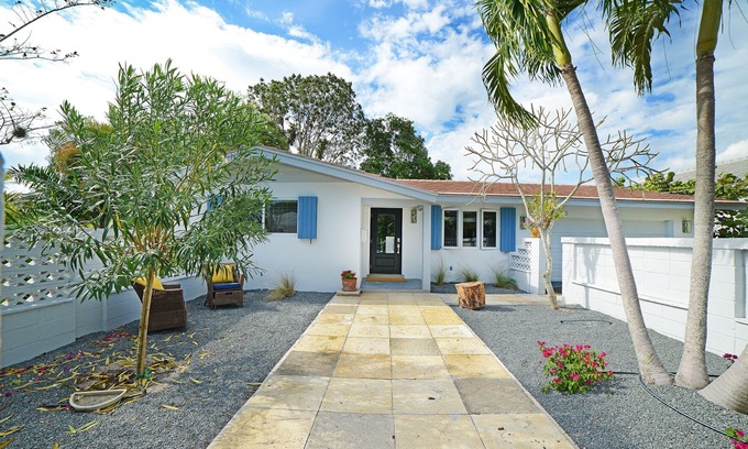 Lake Ida Shores House | Fab House w/Screen Porch and Yard. Premier Neighborhood. Walk to Downtown!