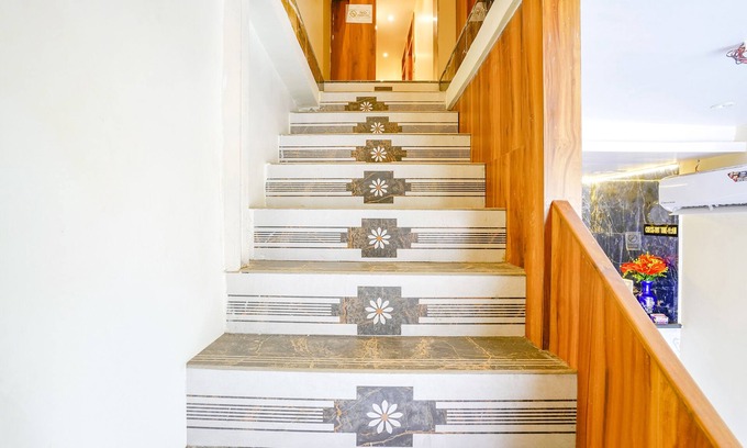 Dharavi Hotel | Fabexpress Emirates Suits