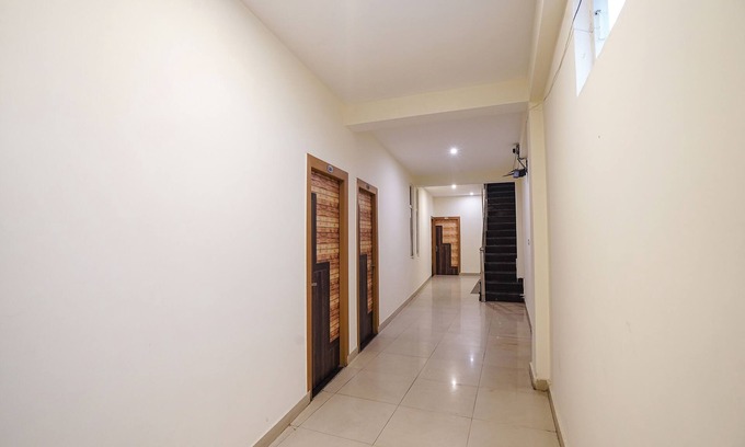 Sector 62 Hotel | Fabhotel Aanya Suites