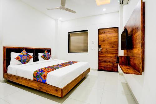 Vadodara Hotel | FabHotel Maa Gayatri