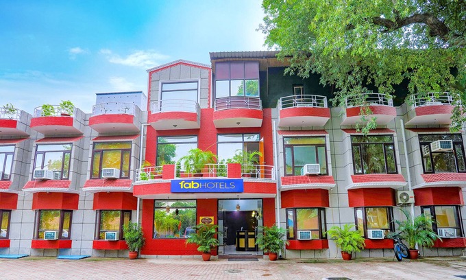 Udyog Vihar Hotel | Fabhotel Traika Inn