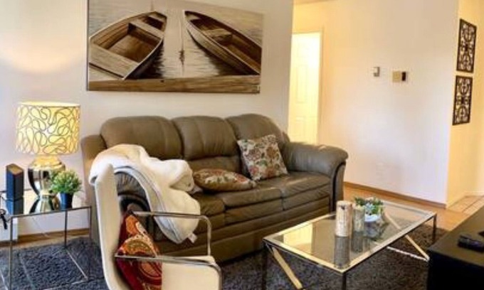 North Central Edmonton Condo | Fabulous 2br near to Royal Alex Hospital and NAIT