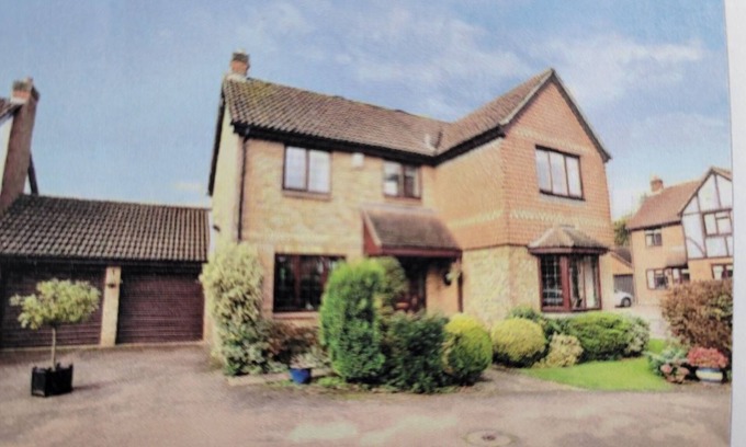 East Wickham House | Fabulous 4-bedroom house in Welling, fully detached, for a perfect getaway